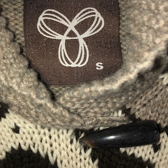 Aritzia TNA lambswool sweater with toggle - Picture 4 of 4